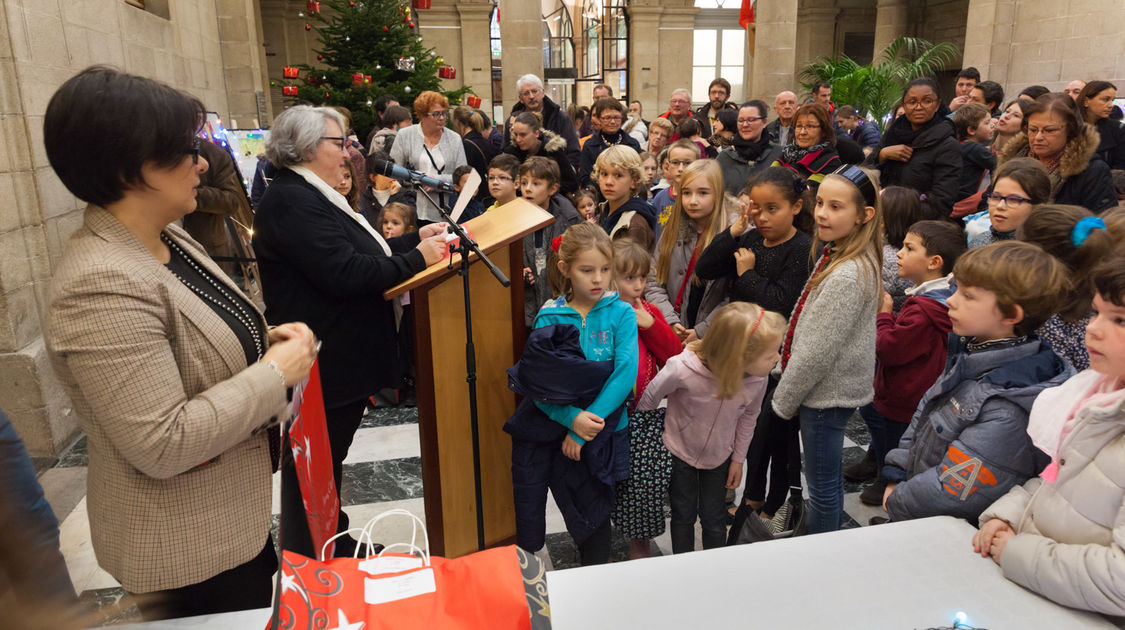 Remise des prix du concours de dessins de Noël (7)