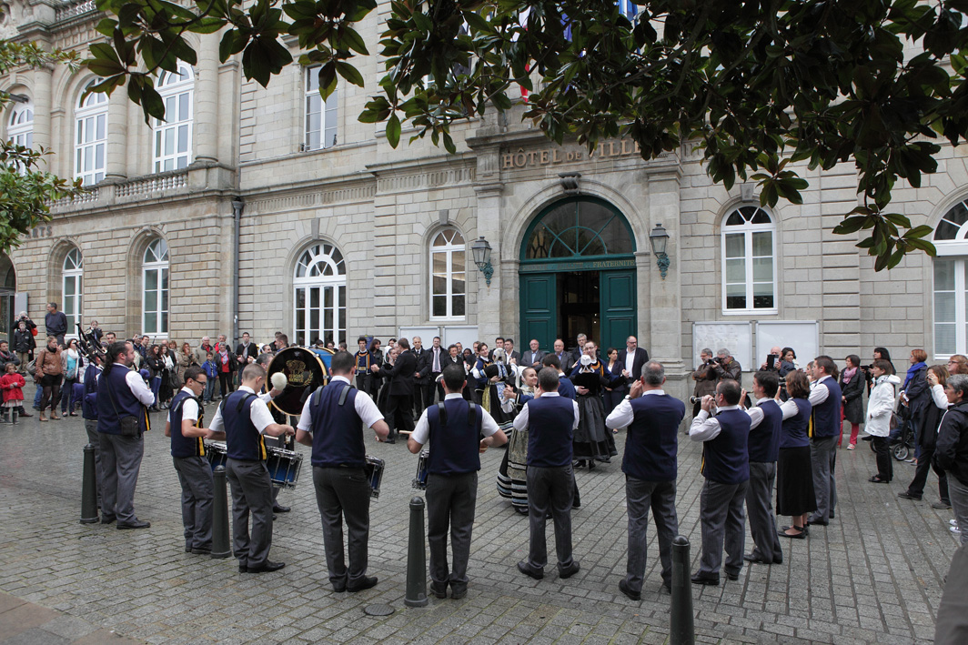 Danseurs et sonneurs quimpérois font rayonner la culture bretonne