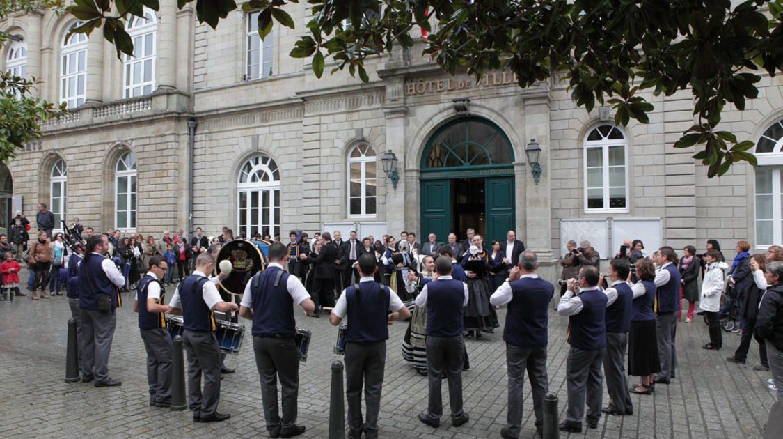 Réception en mairie du bagad Kemper et des Eostiged ar stangala (1)