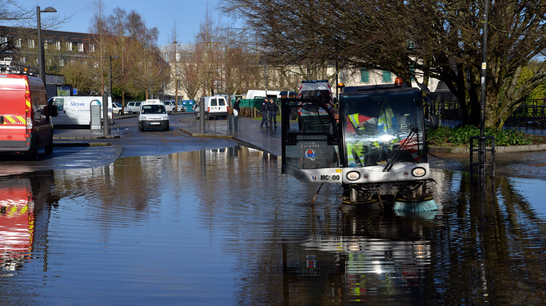 Inondation - Le Steir déborde - Intervention d'un agent municipal boulevard Moulin au Duc - 7 février 2014 (43)