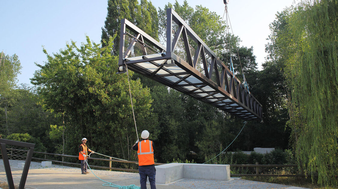 Pose de la nouvelle passerelle du Steir. 