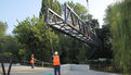 Pose de la nouvelle passerelle du Steir. 