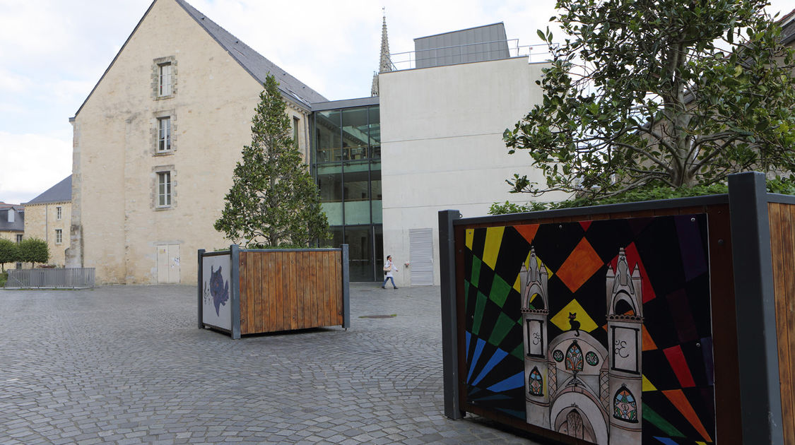 Le projet « Bacs in the city » : onze bacs de verdure peints par les élèves du dispositif Relais du lycée et exposés esplanade François Mitterrand. Une initiative qui valorise le travail et l’implication de ces jeunes.