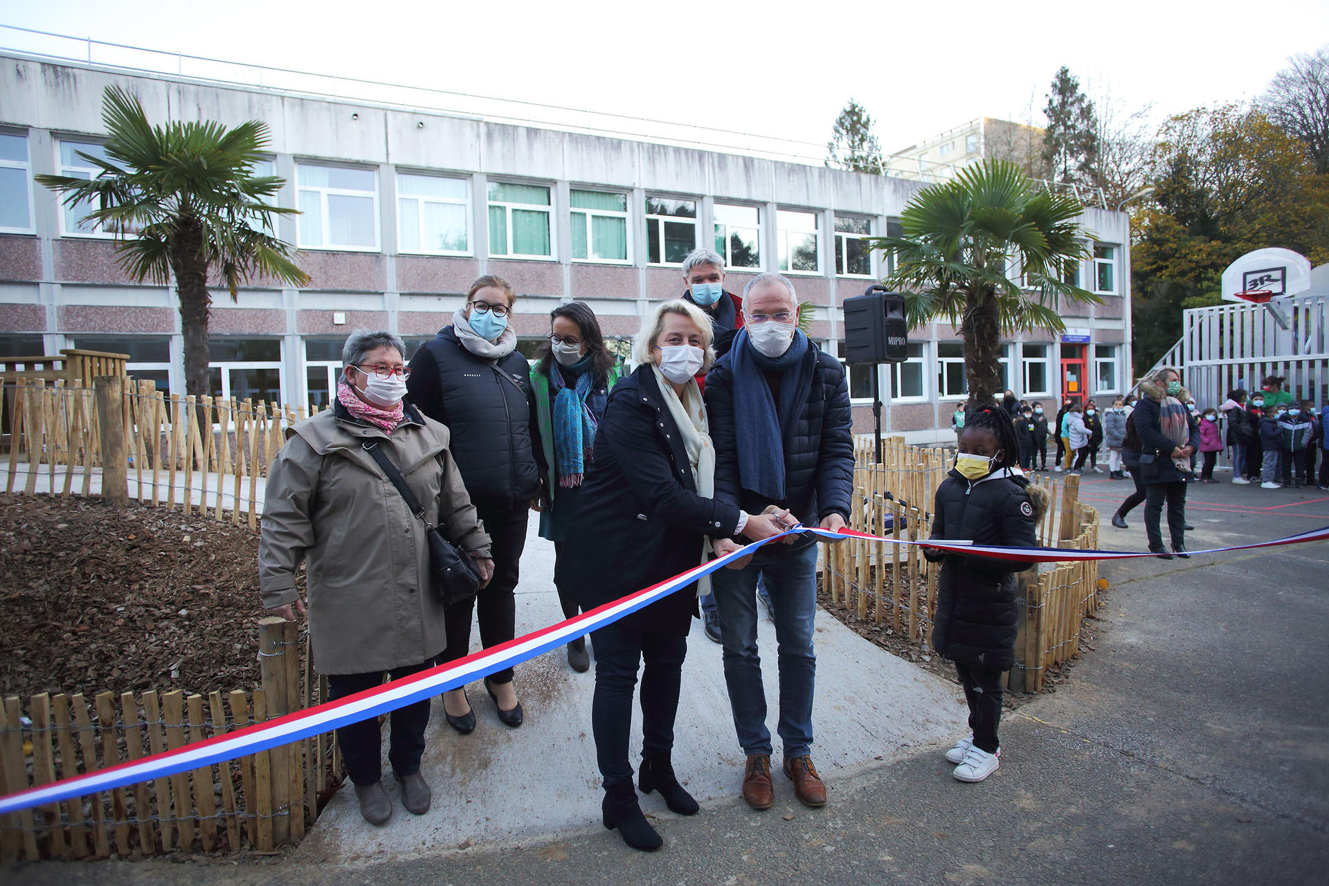 Inauguration des travaux de végétalisation effectués sur l’école de kerjestin à Penhars/Kermoysan en présence de Mme la maire.