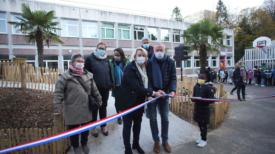 Inauguration des travaux de végétalisation effectués sur l’école de kerjestin à Penhars/Kermoysan en présence de Mme la maire.