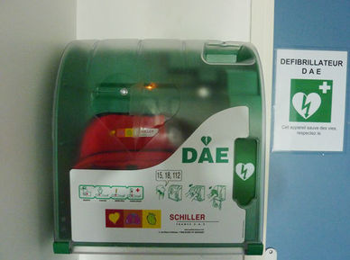 Un défibrillateur