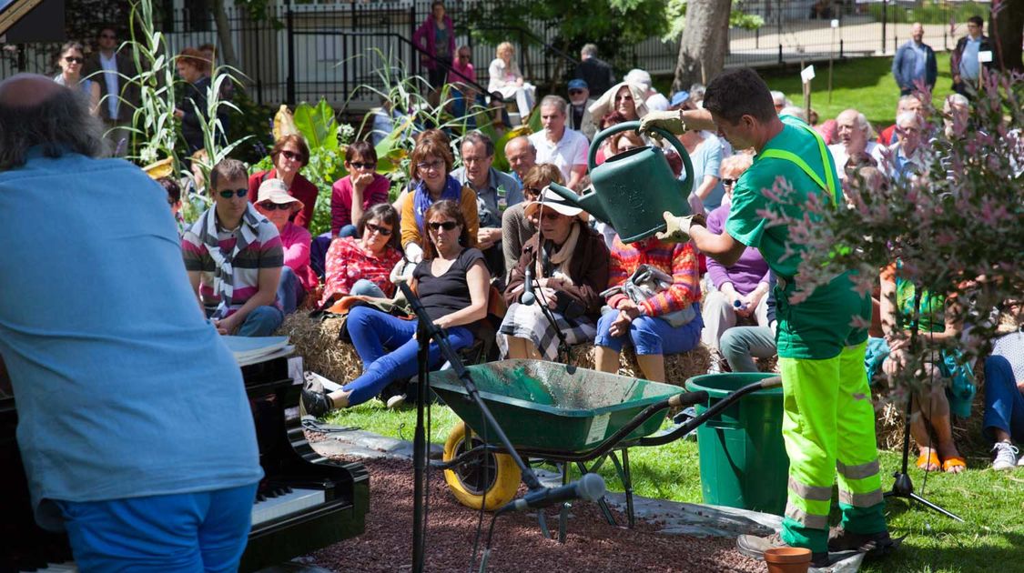 Le comédien Michaël Lonsdale et le pianiste Patrick Scheyder ont donné une représentation du spectacle des Jardins et des hommes dans le jardin du théâtre Max Jacob le 25 juin (8)