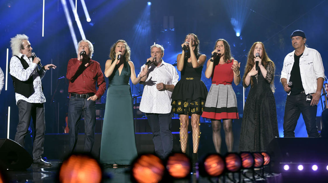 Deux des Tri Yann, Gilles Servat, Rozen Talec, Gwennyn, Clarisse Lavanant, Cécile Corbel et Soldat Louis entonnent le Bro Gozh Ma Zadou, l’hymne national breton. Les Copains d’Abord, mercredi 5 juillet 2017.