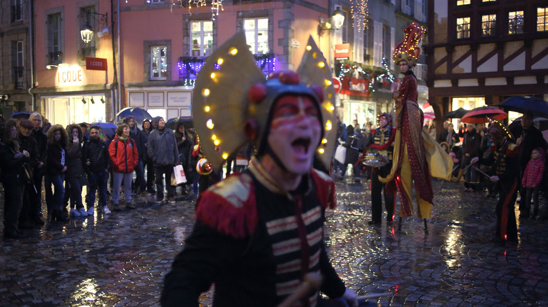 Les Ambassadeurs de la planète Karnaval ont débarqué dans les rues de Quimper apportant leurs rythmes entraînants et chaleureux - Les Échappées de Noël 21 décembre 2016