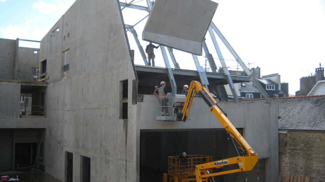 Chantier du pôle Max Jacob : pose des murs en préfabriqués 2. Le 2 avril 2014 