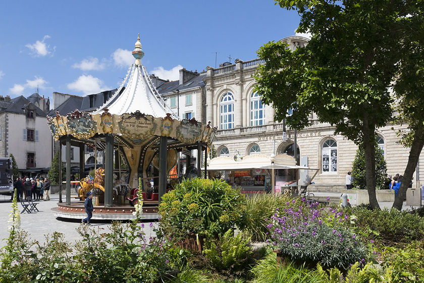 Le manège place Saint-Corentin : il fait tourner les têtes !