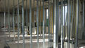 Chantier du pôle Max Jacob : Dans le bâtiment accueil du pôle Max Jacob, on commence le cloisonnement. Le 16 avril 2014 