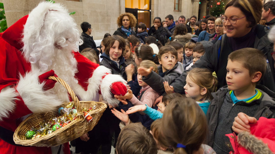 Remise des prix du concours de dessins de Noël (12)