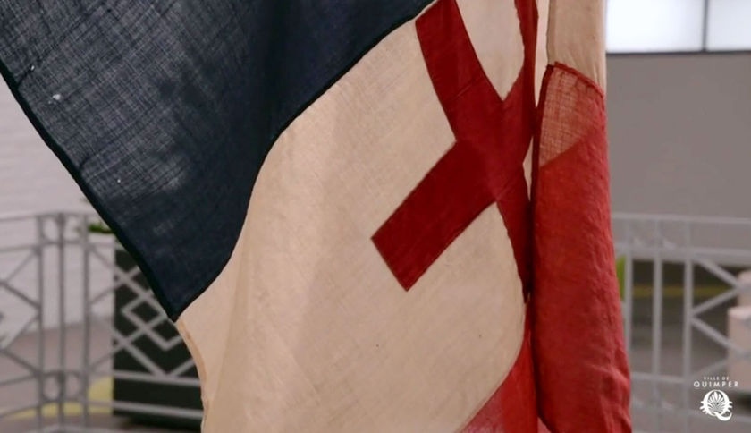 Don à la Ville du drapeau hissé en août 1944 sur la cathédrale
