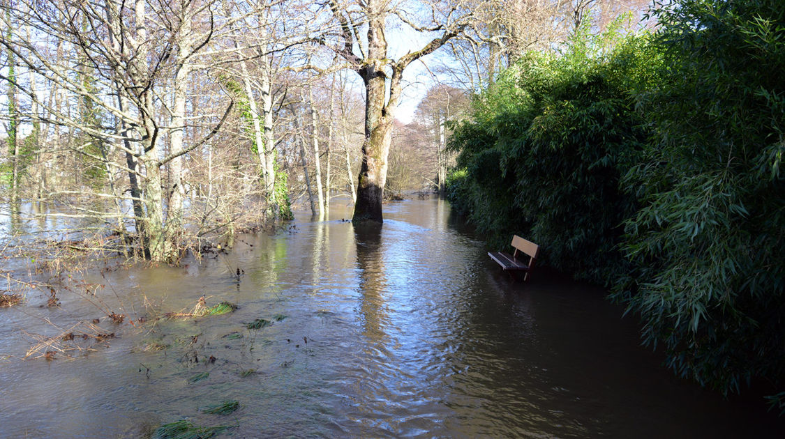 Inondation - Le Steir déborde - Promenade du Manoir des salles, les rives du Steïr en direction du Moulin Vert - 7 février 2014