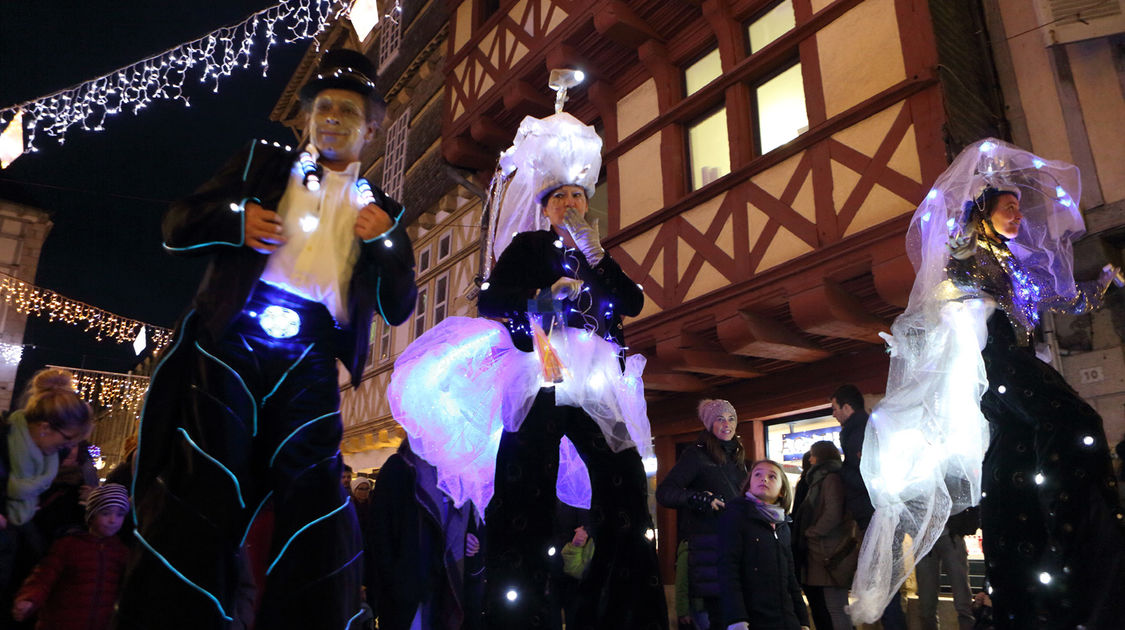 Les Illuminés et le bagad Ar re Goz ont enchanté le centre-ville - Dans le cadre des Echappées de Noël 2016 (7)