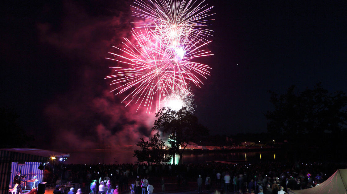 Bal et feu d’artifice du 13 juillet devant la base nautique (1)