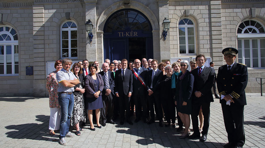 Emmanuel Macron, Président de la République, et le conseil municipal de Quimper.