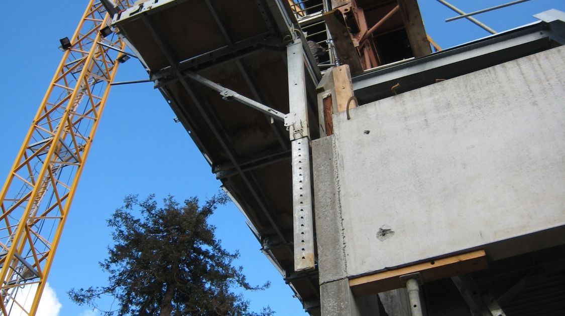 Chantier du pôle Max Jacob : Avec le dernier voile béton en cours de préparation, on atteindra les 14m de hauteur totale du bâtiment du Novomax. Le 27 février 2014 