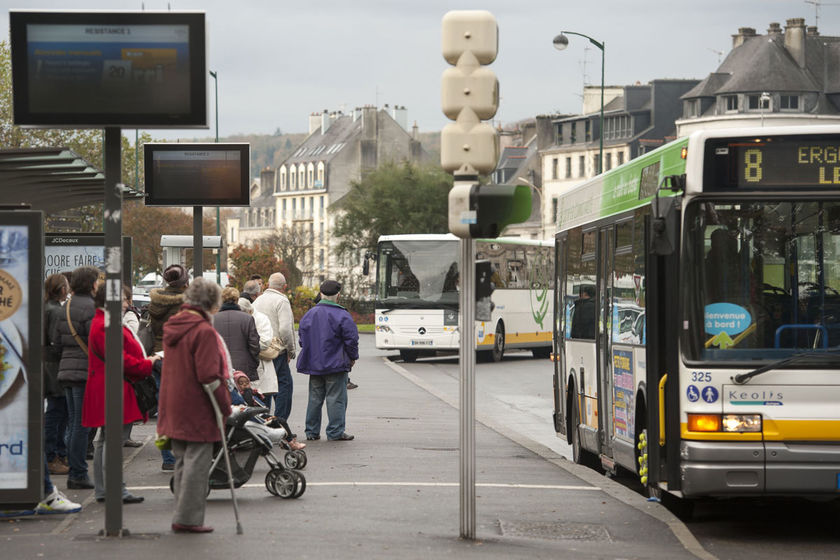 Carrefour à feux tricolores : priorité aux bus