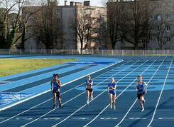 Cité sportive de Penvillers : premiers tours des athlètes sur la piste bleue