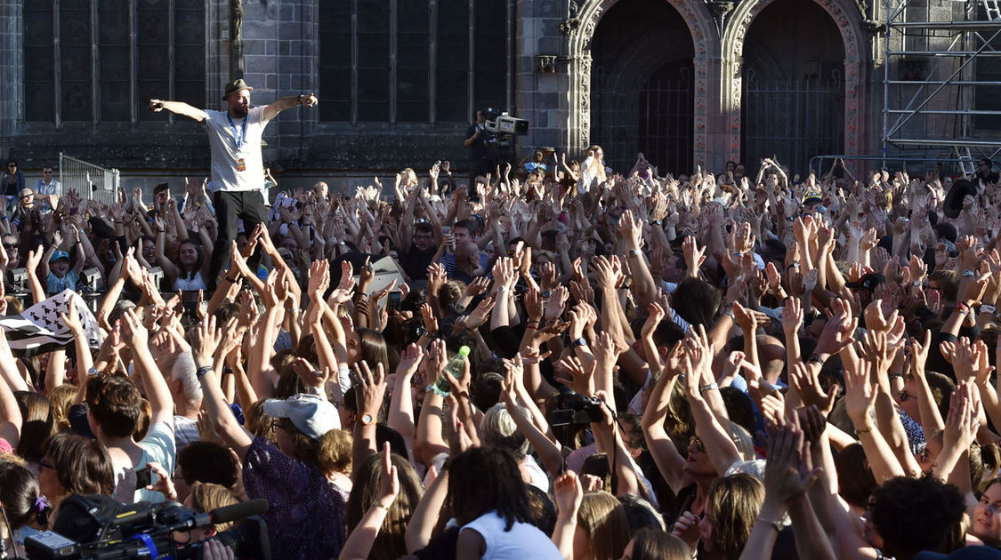 Les Copains dAbord - Le public place Saint-Corentin est aux anges