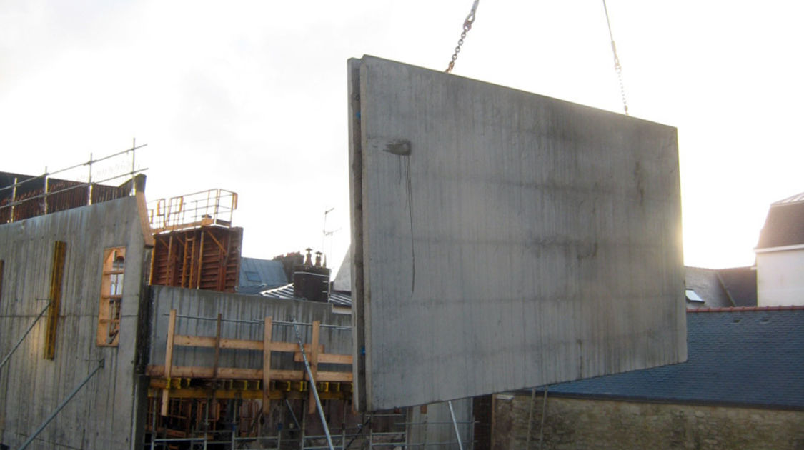 Chantier du pôle Max Jacob : Une fois les murs porteurs en place, on dispose des murs préfabriqués. L’avancée du chantier est spectaculaire. Le 13 janvier 2013.