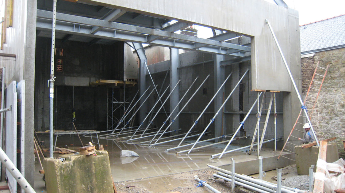 Chantier du pôle Max Jacob : pose des murs préfabriqués de la façade sud de la grande salle du Novomax. Bientôt hors d’eau ! Le 14 février 2014 