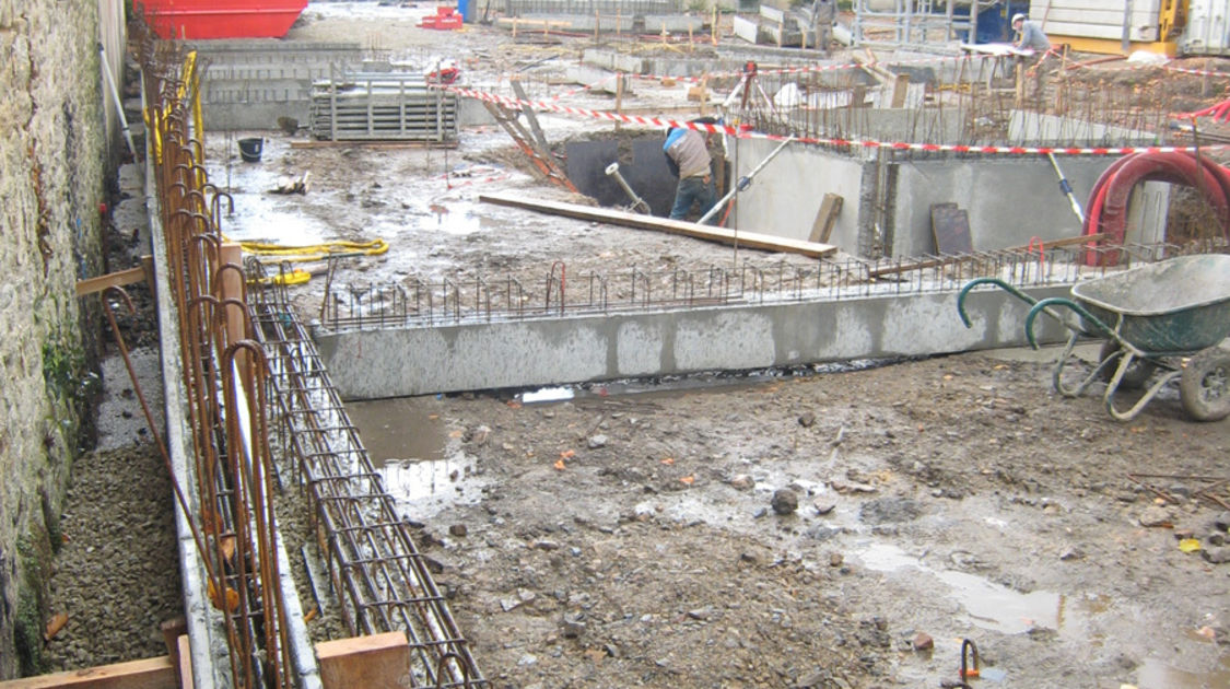 Chantier du pôle Max Jacob : fin de pose des longrines au Novomax, bientôt les ouvriers sortiront de la boue. Le 25 novembre 2013