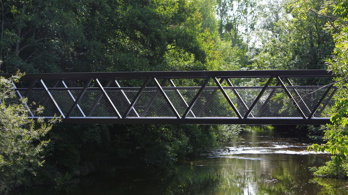 Pose de la nouvelle passerelle du Steir. 