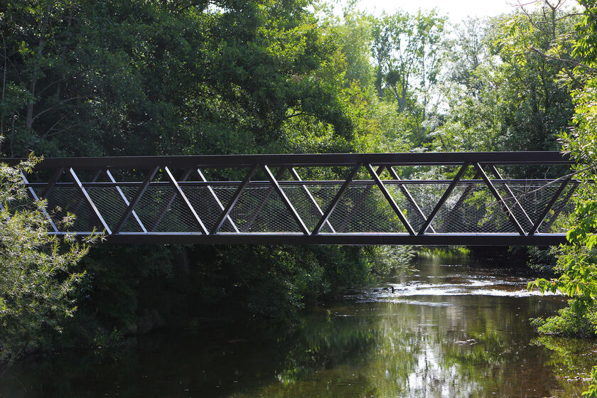 Pose de la nouvelle passerelle du Steïr
