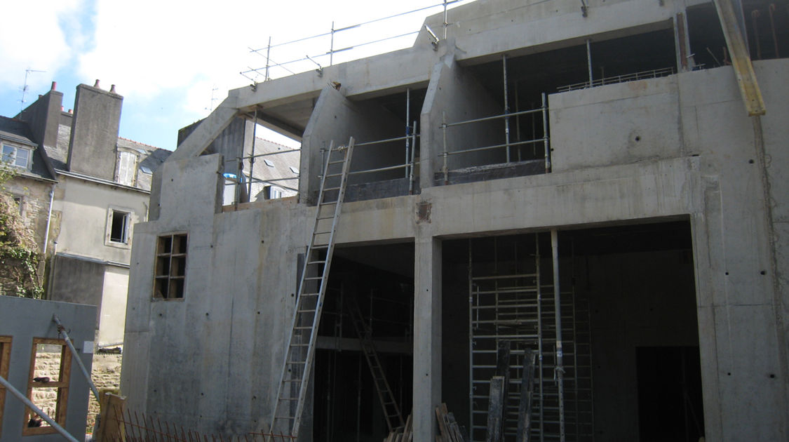 Chantier du pôle Max Jacob : La structure béton du corps principal du Novomax est achevée. Tout est prêt pour que débute le travail de charpente métallique charpente métallique. Le 11 mars 2014 