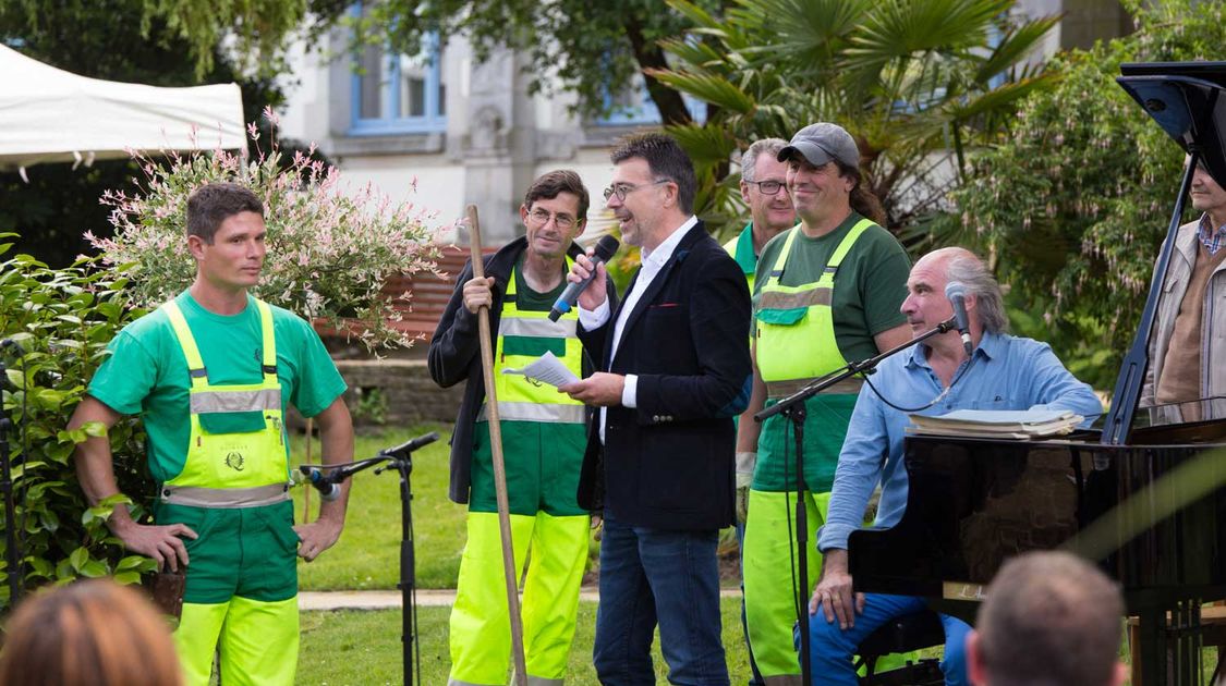 Le comédien Michaël Lonsdale et le pianiste Patrick Scheyder ont donné une représentation du spectacle des Jardins et des hommes dans le jardin du théâtre Max Jacob le 25 juin (1)