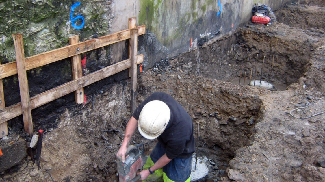 Chantier du pôle Max Jacob : sous la pluie et les pieds dans des trous d’eau, rien n’arrête les ouvriers du chantier. Le 14 novembre 2013