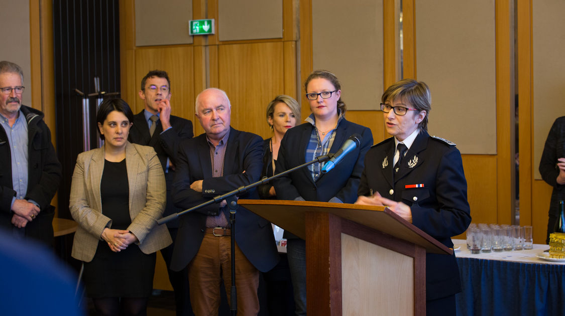 Lors de la cérémonie de remise de la médaille de la ville de Quimper aux policiers qui ont sauvé une Quimpéroise tombée dans l'Odet. Prise de paroles de Nelly Jauneau-Poirier, directrice départementale de la sécurité publique. Jeudi 17 mars 2016.