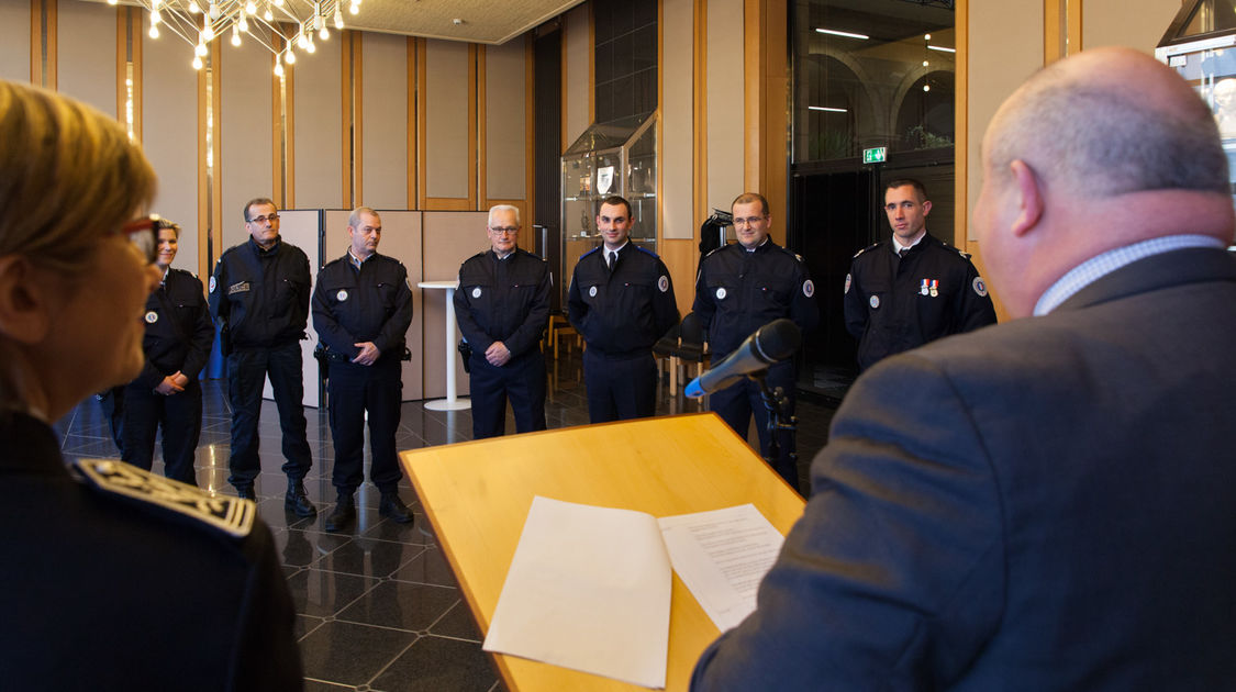 Lors de la cérémonie de remise de la médaille de la ville de Quimper. Ludovic Jolivet, maire de Quimper, rend hommage aux policiers qui ont sauvé une Quimpéroise tombée dans l'Odet. Jeudi 17 mars 2016.