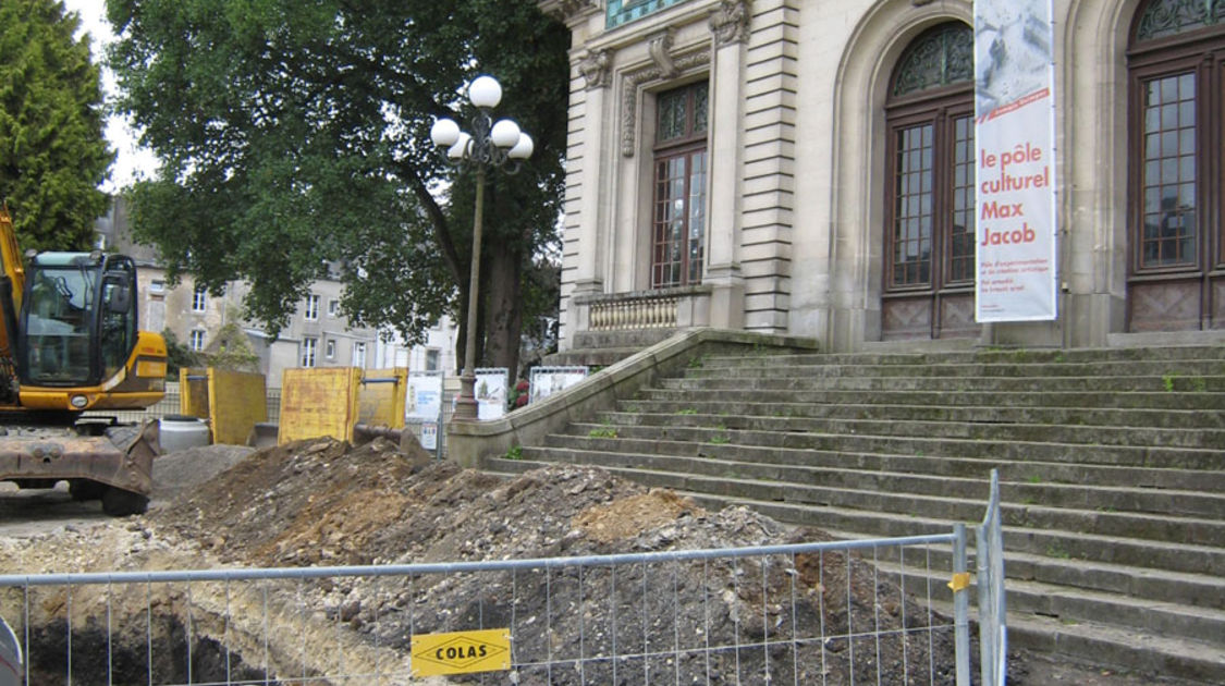 Chantier du Pôle Max Jacob : les abords du théâtre. Il reste en fonctionnement sur la saison 2013-2014 malgré les travaux.