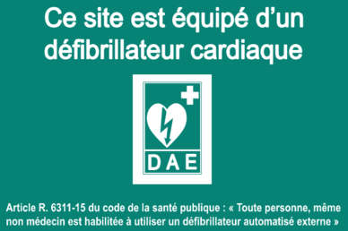 Panneau indiquant un site équipé en défibrillateur.