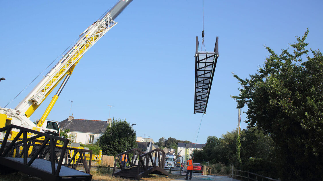 Pose de la nouvelle passerelle du Steir. 