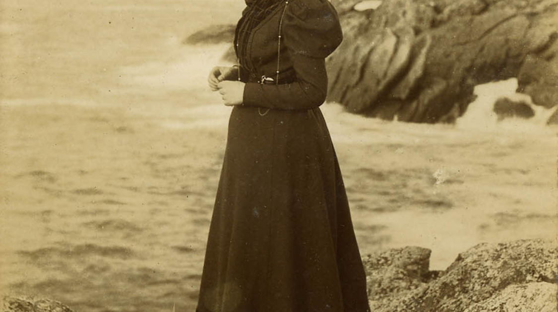 Jeune femme en bord de mer