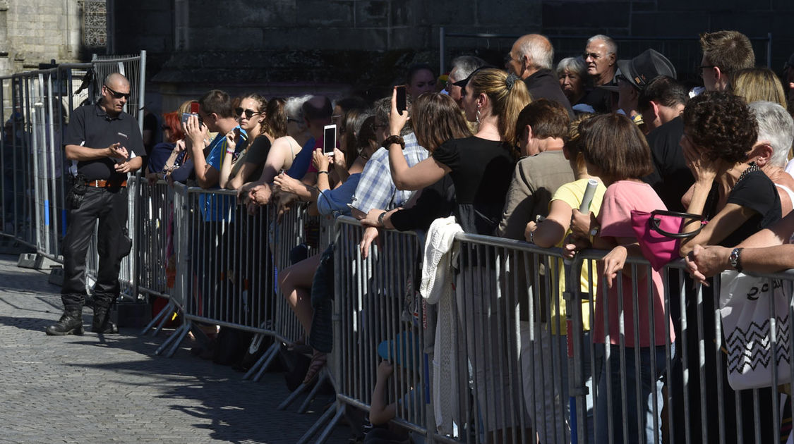Les Copains dAbord mardi 4 juillet - Le public assiste aux préparatifs avant de pouvoir accéder au site Saint-Corentin (01)