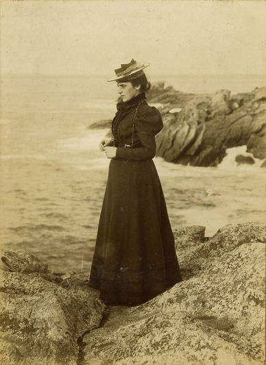 Jeune femme en bord de mer