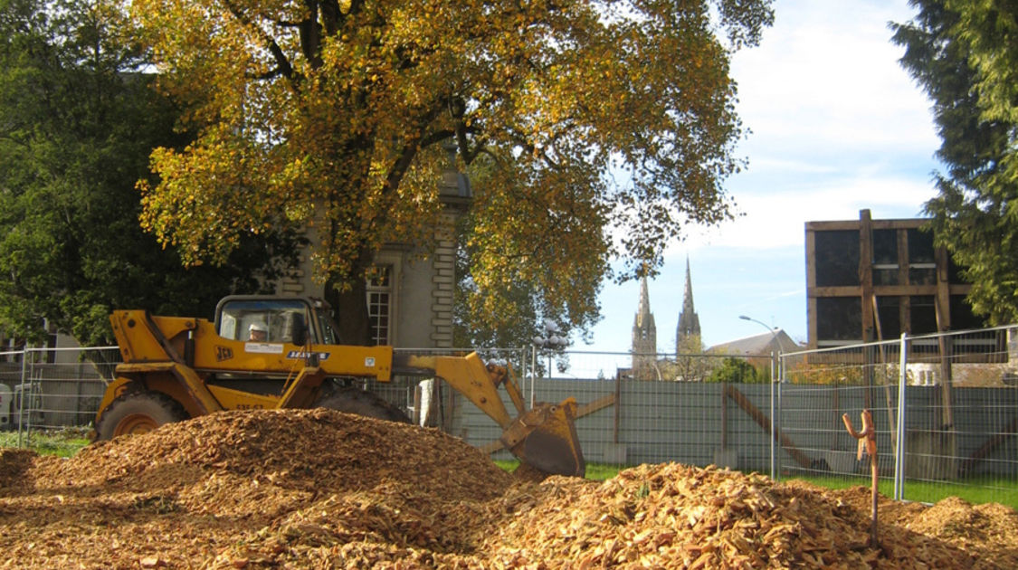 Chantier du pôle Max Jacob : plusieurs dizaines de mètres cubes de copeaux sont répandus sur les espaces de stockage de matériel, pour protéger les sols et les racines des arbres. Le 12 novembre 2013