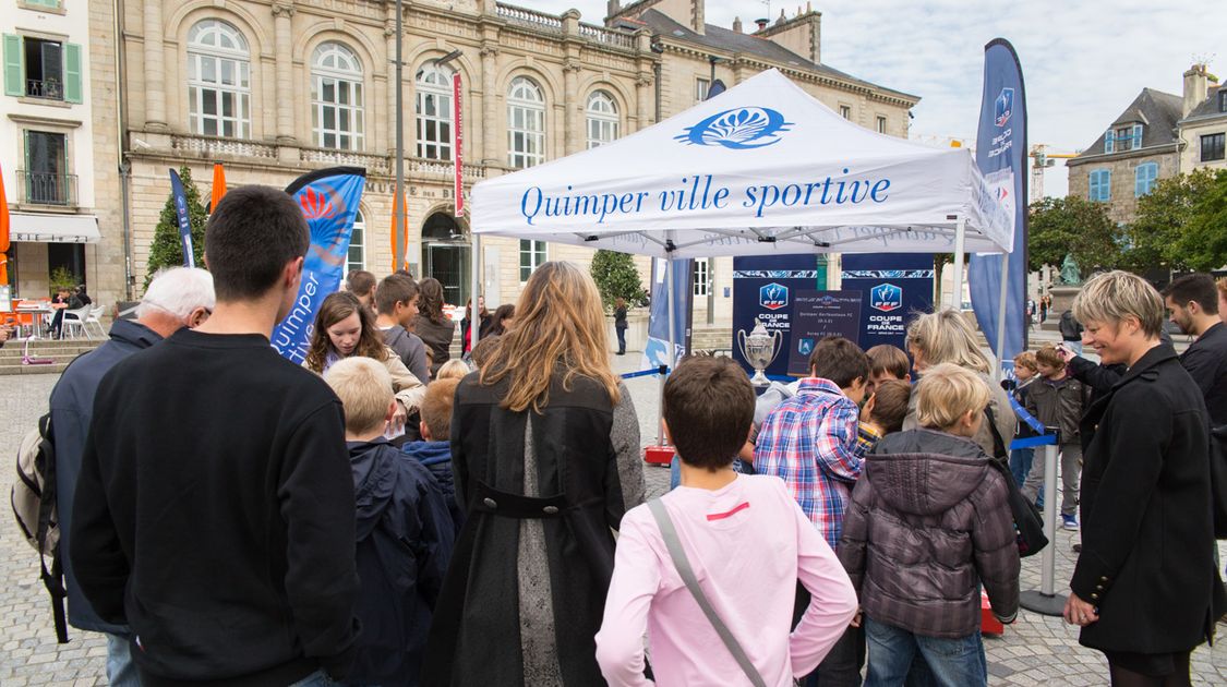 La coupe de France exposée place Saint-Corentin (12)