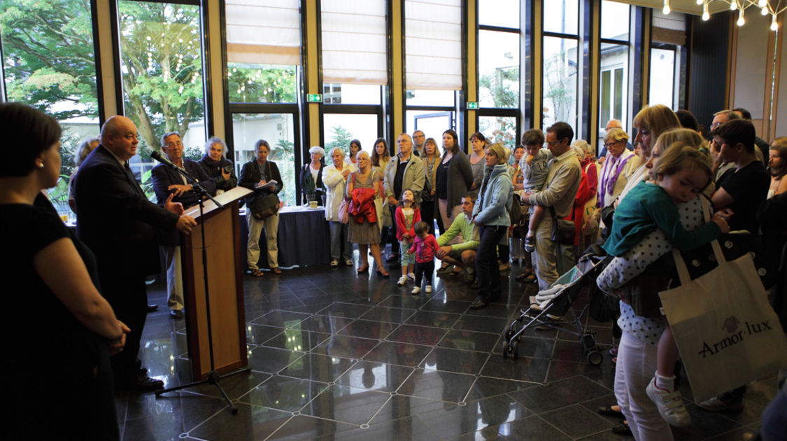 Ludovic Jolivet, maire de Quimper, et les adjoints accueillent les nouveaux Quimpérois lors d'une cérémonie le 27 septembre 2014.