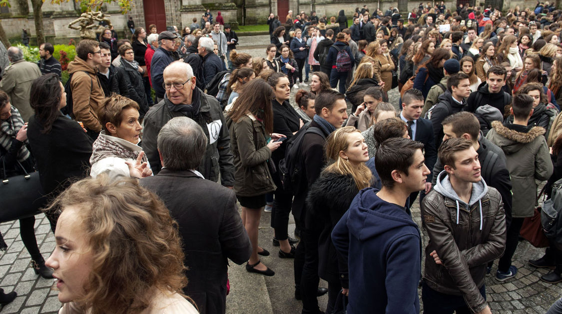 Attentats de Paris - Minute silence place Saint-Corentin et dans le hall de l