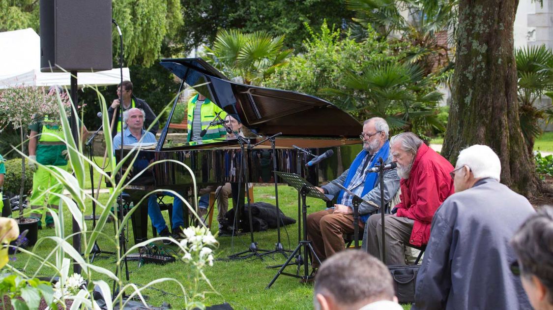 Le comédien Michaël Lonsdale et le pianiste Patrick Scheyder ont donné une représentation du spectacle des Jardins et des hommes dans le jardin du théâtre Max Jacob le 25 juin (2)