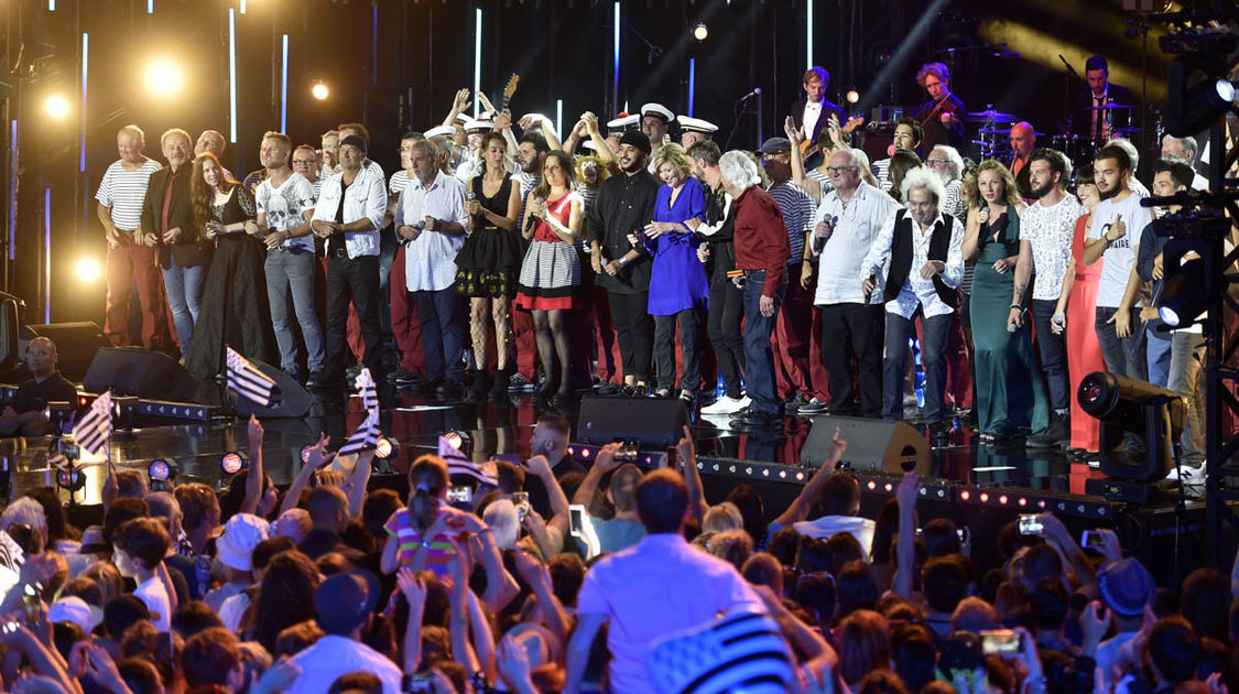 Toute la troupe réunie pour saluer le public quimpérois et chanter Les Copains d’Abord de Brassens. Les Copains d’Abord, mercredi 5 juillet 2017.