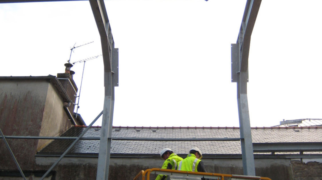 Chantier du pôle Max Jacob : Une aide ponctuelle de la grue du gros œuvre fait gagner un temps précieux, ce genre de solidarité est fréquente sur les chantiers. Le 30 janvier 2013