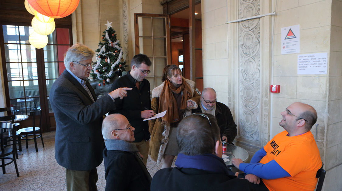 De fins limiers sur les traces du meurtrier lors Murder party au théâtre Max Jacob. Les Échappées de Noël, 29 décembre 2016.